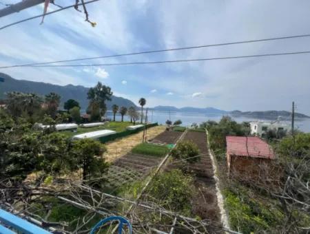 Einfamilienhaus Zum Verkauf Auf Einem 2000M2 Großen Grundstück Am Meer Im Viertel Marmaris Söğüt. Geeignet Zum Festbinden Eines Bootes Davor.