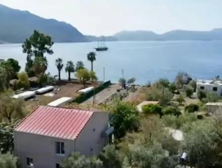 Einfamilienhaus Zum Verkauf Auf Einem 2000M2 Großen Grundstück Am Meer Im Viertel Marmaris Söğüt. Geeignet Zum Festbinden Eines Bootes Davor.