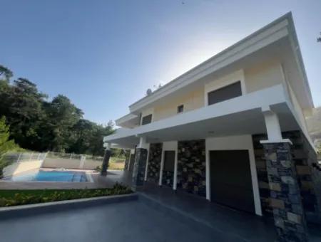 Ultra-Luxusvilla Zum Verkauf Im Viertel Icmeler Im Stadtteil Marmaris, 4 Zimmer, 4 Bäder, 240M2 Mit Swimmingpool, Auf Einem Komplett Freistehenden 450M2 Großen Grundstück Mit Waldblick