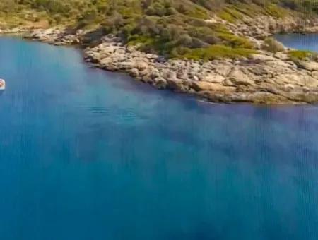 Die Zum Verkauf Stehende Insel Im Golf Von Gökova Im Bezirk Marmaris Hat Eine Grundstücksfläche Von 365000M2 Und Es Befindet Sich Ein Eingetragenes Haus Darin.