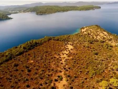 Die Zum Verkauf Stehende Insel Im Golf Von Gökova Im Bezirk Marmaris Hat Eine Grundstücksfläche Von 365000M2 Und Es Befindet Sich Ein Eingetragenes Haus Darin.