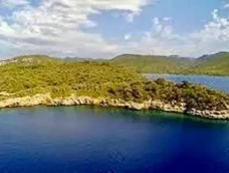 Die Zum Verkauf Stehende Insel Im Golf Von Gökova Im Bezirk Marmaris Hat Eine Grundstücksfläche Von 365000M2 Und Es Befindet Sich Ein Eingetragenes Haus Darin.